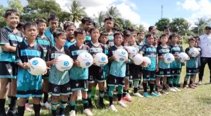 DPD Partai Gelora Bagikan bola