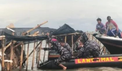 TNI AL Bersama Nelayan Bongkar Pagar Laut