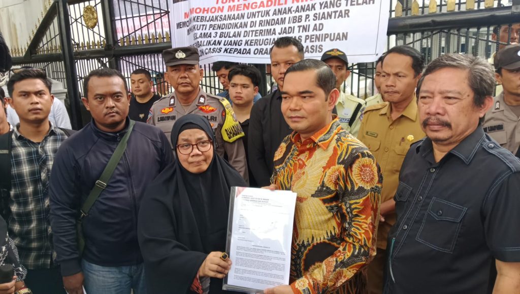 Forum Orang Tua Casis TNI AD Demo di DPRD Sumut, Tuntut Penangkapan Nina Wati
