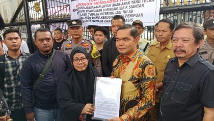 Forum Orang Tua Casis TNI AD Demo di DPRD Sumut, Tuntut Penangkapan Nina Wati