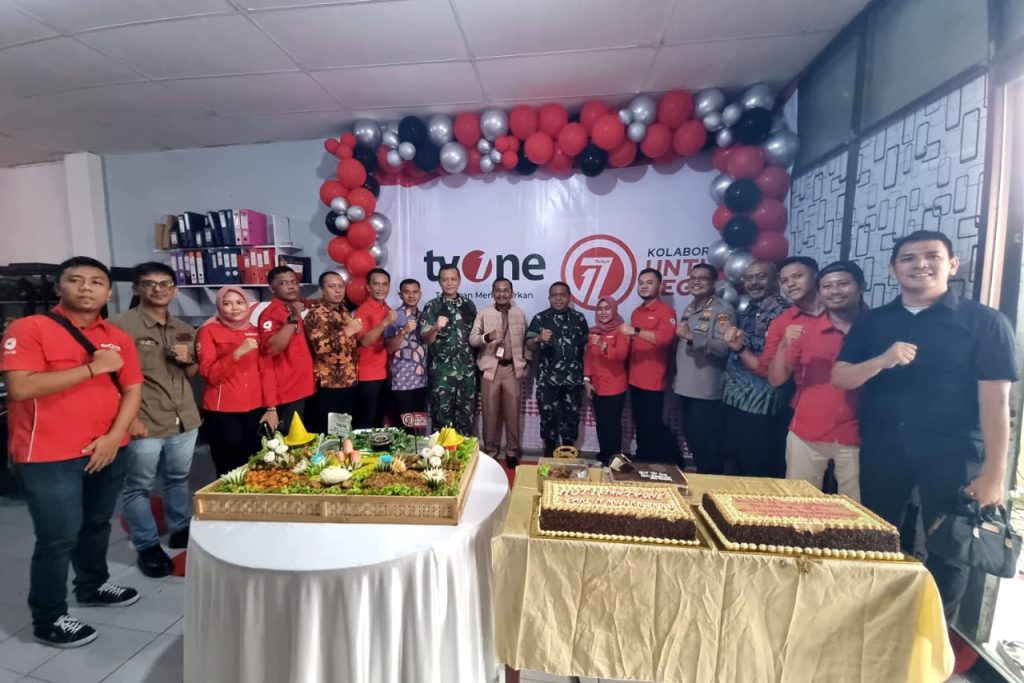 dalam acara syukuran ulang tahun ke-17 TV One di Kantor Biro Medan