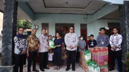 Kementerian Imipas Salurkan Bansos Lansia di Tangerang