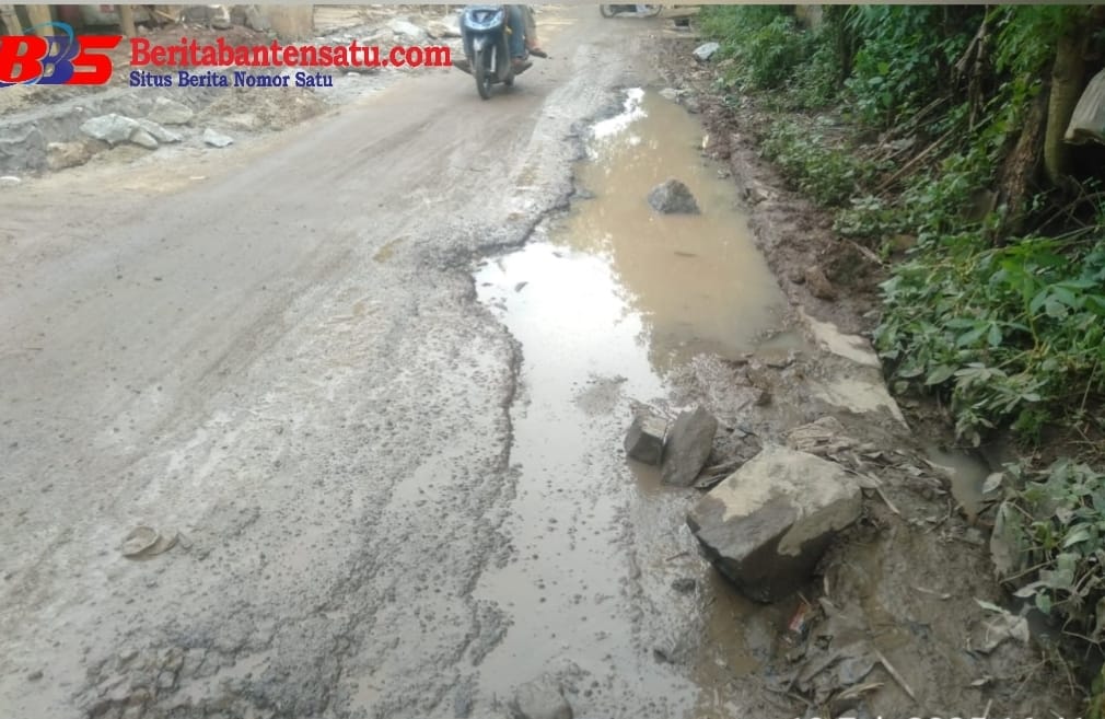 Pembangunan Drainase Jalan Curug-Cisangku Dikeluhkan Warga