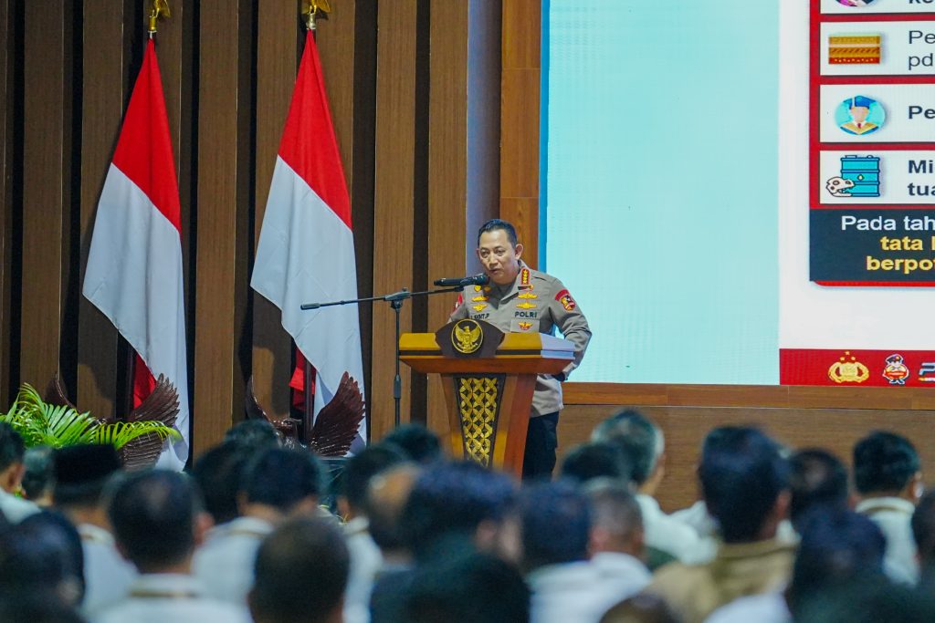 Kapolri Bagikan Strategi Hukum dan Keamanan dalam Retreat Kepala Daerah 2025