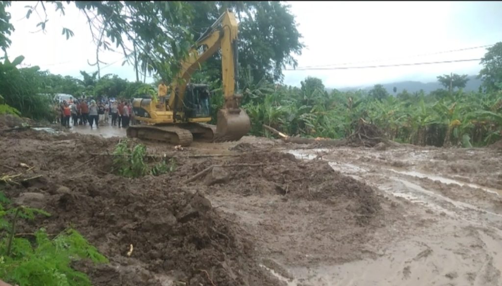 Longsor di Gunung Parakask Menutup Akses Jalan Palka