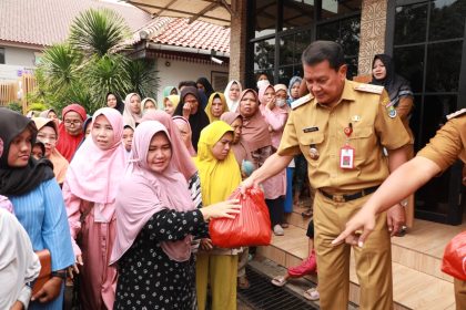 Bupati Tangerang Pantau Gerakan Pangan Murah, Ribuan Warga Terbantu!
