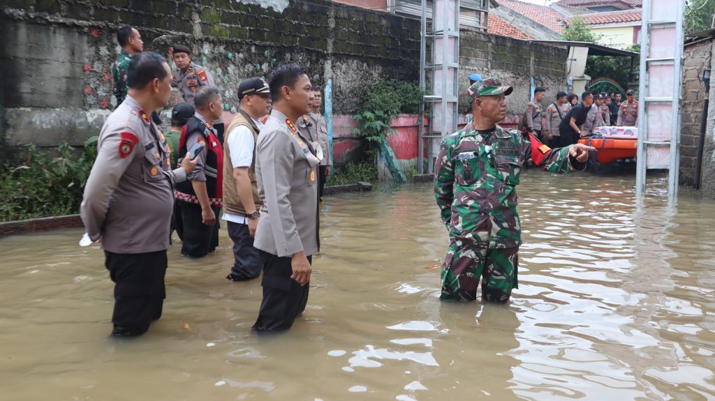 Banjir di Perumahan Asri Sawangan Depok, Polri-TNI Sigap Berikan Bantuan