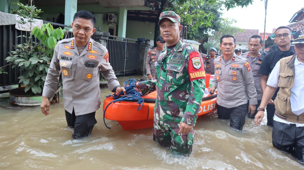 Satlantas Polres Metro Jakarta Utara Bagikan Takjil Gratis di Bulan Ramadhan