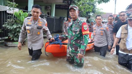 Satlantas Polres Metro Jakarta Utara Bagikan Takjil Gratis di Bulan Ramadhan