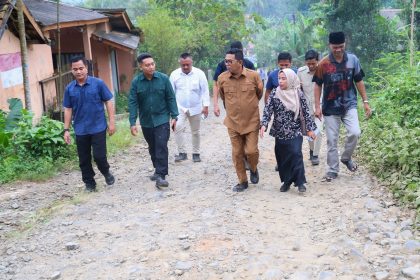 Andra Soni Kunjungi Desa Cimoyan, Prioritaskan Pembangunan Jalan untuk Warga
