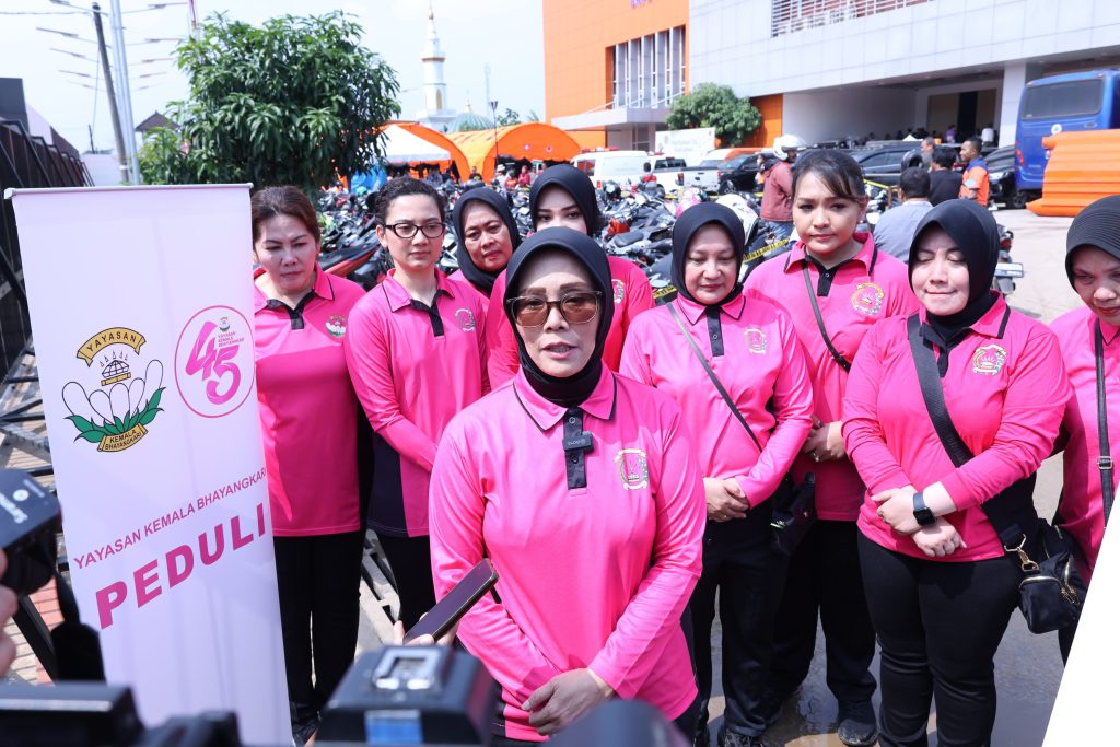 Yayasan Kemala Bhayangkari dan Polri Turun Tangan Bantu Korban Banjir di Bekasi