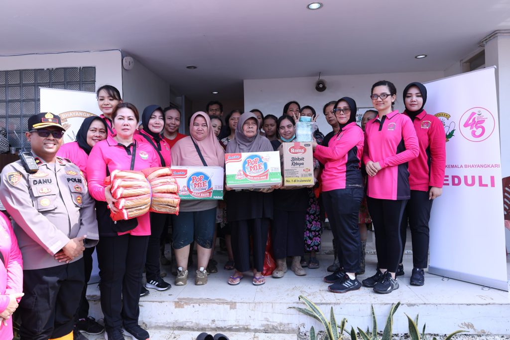 Yayasan Kemala Bhayangkari dan Polri Turun Tangan Bantu Korban Banjir di Bekasi