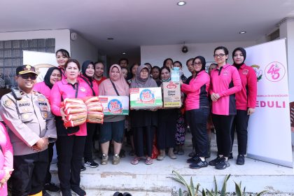 Yayasan Kemala Bhayangkari dan Polri Turun Tangan Bantu Korban Banjir di Bekasi
