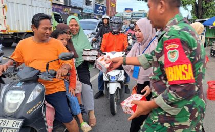 Koramil 0602-16/Ciruas Berbagi Takjil, Bukti Kepedulian TNI di Ramadan 2025