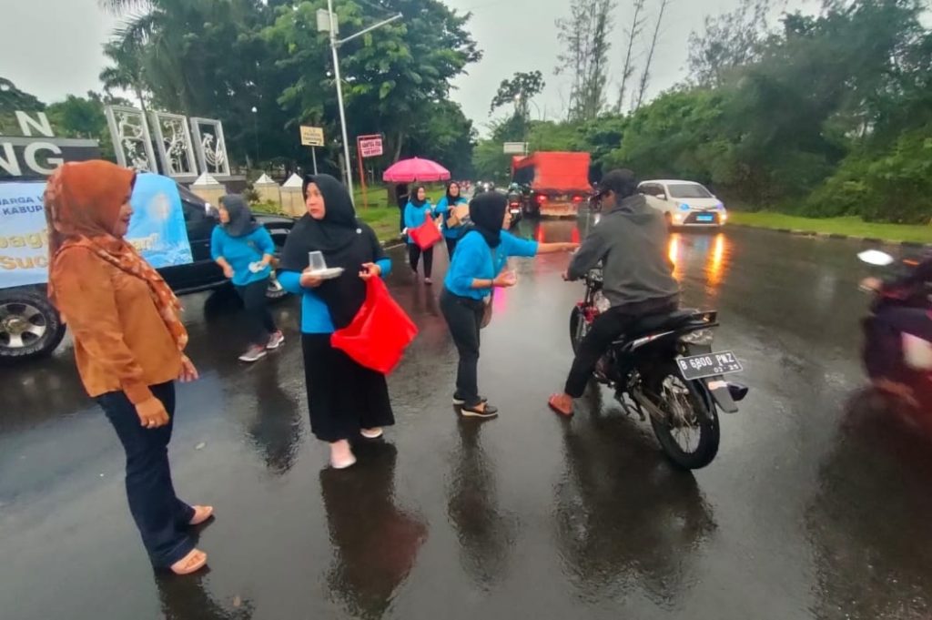IKWI Kabupaten Tangerang Bagikan Takjil Gratis, Bantu Masyarakat Berbuka di Perjalanan