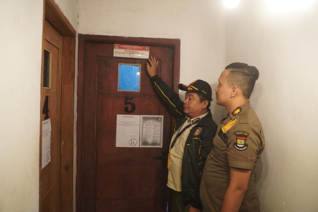 Satpol PP Tangerang Segel Tempat Karaoke di Cisoka, Ini Penyebabnya!