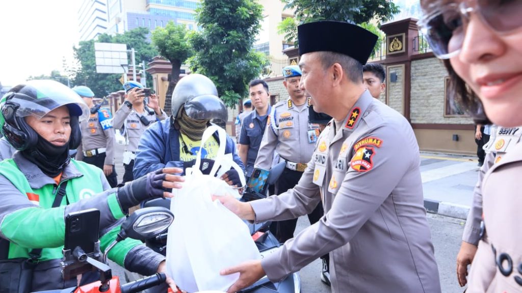 Polri dan Media Berbagi Takjil Serentak, Wujud Kepedulian Ramadan