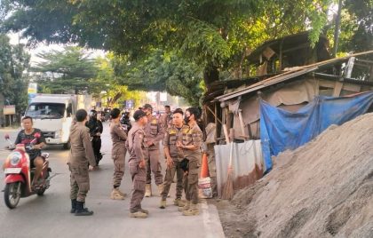 Satpol PP Tangerang Tindak Pangkalan Pasir yang Gunakan Bahu Jalan