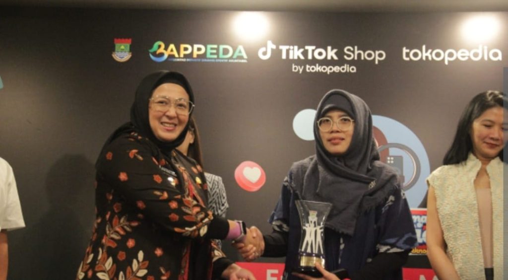 Pelatihan Digital untuk Ibu Rumah Tangga: Emak-Emak Matic Bantu Tingkatkan Ekonomi