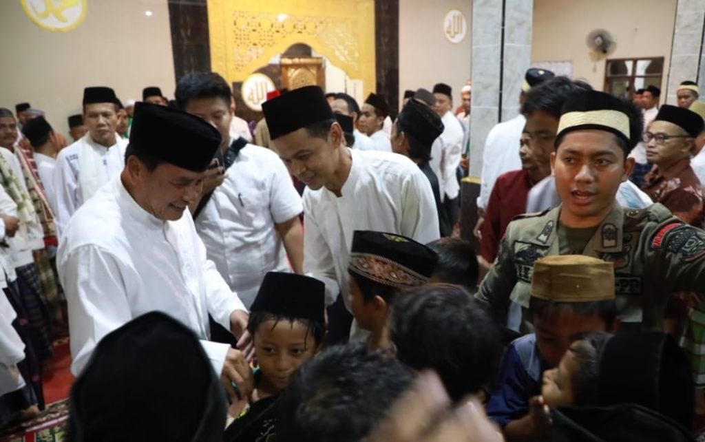 Tarawih Keliling di Sukamulya: Bupati Tangerang Serahkan Bantuan untuk Masjid