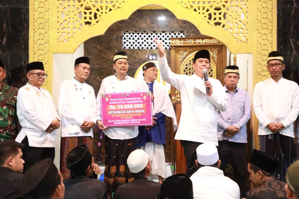 Tarawih Keliling di Sukamulya: Bupati Tangerang Serahkan Bantuan untuk Masjid