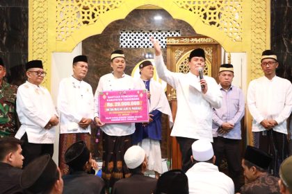 Tarawih Keliling di Sukamulya: Bupati Tangerang Serahkan Bantuan untuk Masjid
