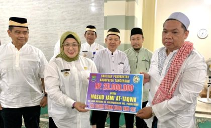 Wabup Tangerang Salurkan Bantuan untuk Masjid Jami At-Taqwa
