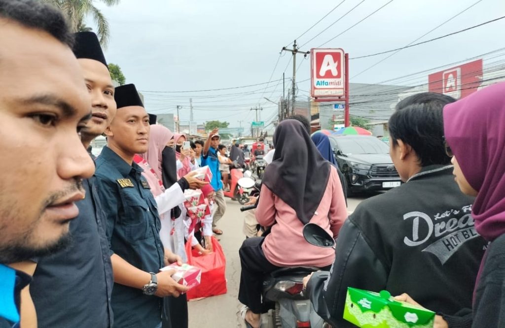 Aksi Sosial Rajeg: Karang Taruna & PMI Bagikan 3.000 Takjil untuk Warga