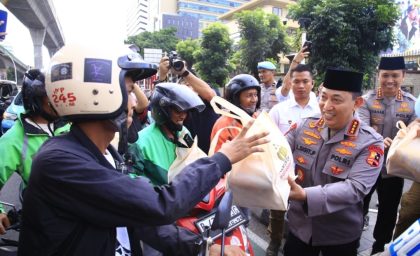 Kapolri Bagikan 1.000 Takjil di Jakarta, Masyarakat Antusias!