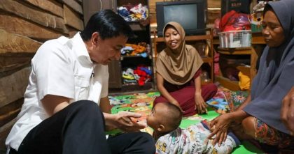Wagub Banten Serahkan Bantuan untuk Warga di Rumah Tidak Layak Huni