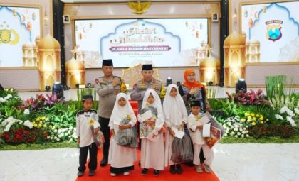 Kapolri Safari Ramadan di Surabaya, Bertemu Ulama dan Santuni Anak Yatim