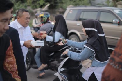 Berbagi Berkah Ramadan, PWI dan PHRI Tangerang Bagikan Takjil di Legok-Karawaci