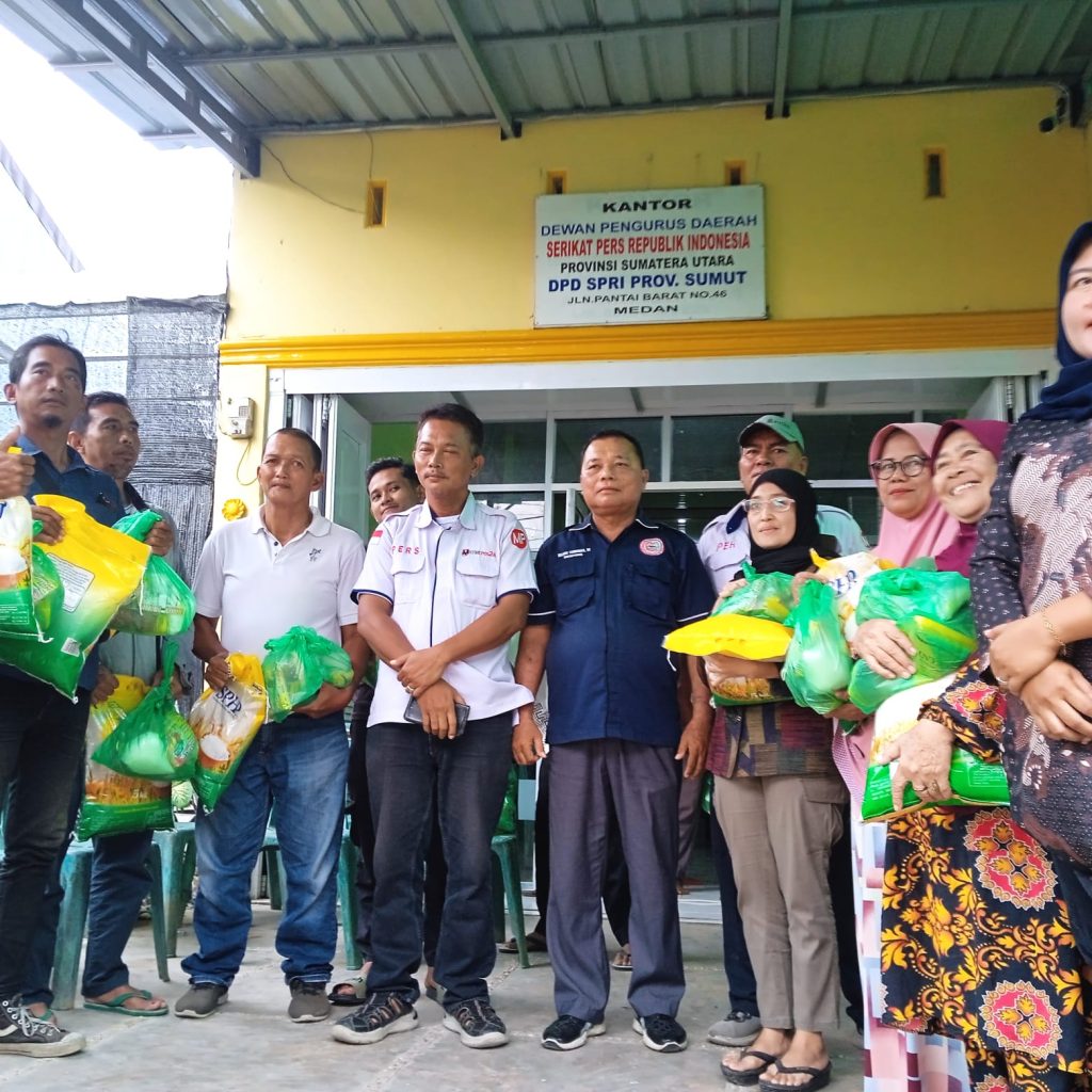 DPD SPRI Sumut dan MPnews Bagikan Ratusan Sembako Jelang Idul Fitri