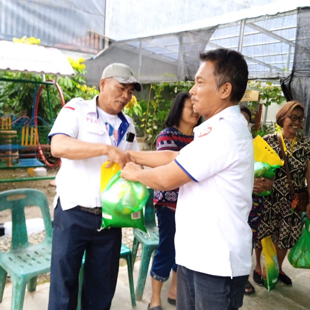 DPD SPRI Sumut dan MPnews Bagikan Ratusan Sembako Jelang Idul Fitri