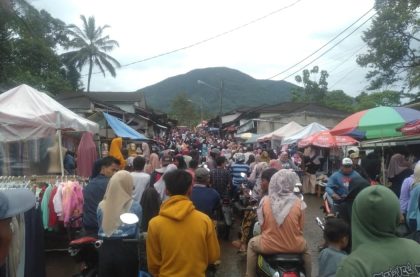 Para pembeli berburu berbagai keperluan, seperti pakaian anak-anak, sembako, dan kebutuhan dapur lainnya.