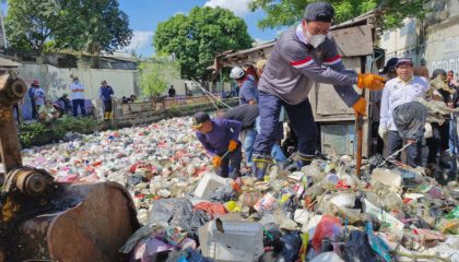 Aksi Nyata Bupati Tangerang: Bersihkan Sampah di Sungai Golden Bersama Warga