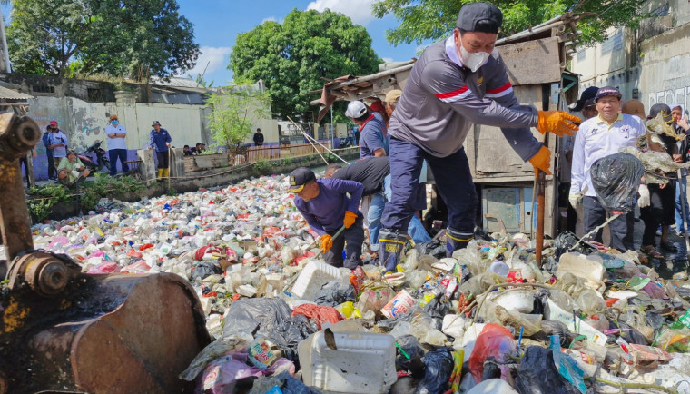 Aksi Nyata Bupati Tangerang: Bersihkan Sampah di Sungai Golden Bersama Warga