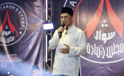Tangerang – Dalam rangka meningkatkan semangat kerja dan pelayanan publik pasca libur Lebaran, Pemerintah Kabupaten (Pemkab) Tangerang menggelar apel pagi sekaligus halal bihalal pada Rabu (9/4/2025) di Lapangan Raden Aria Yudhanegara, Pusat Pemerintahan Kabupaten Tangerang. Acara tersebut dihadiri langsung oleh Bupati Tangerang Maesyal Rasyid, Wakil Bupati, Sekretaris Daerah, para kepala OPD, camat, serta ribuan aparatur sipil negara (ASN) di lingkungan Pemkab Tangerang. Bupati Ajak ASN Refleksi dan Tingkatkan Komitmen Pelayanan Dalam sambutannya, Bupati Tangerang menegaskan bahwa momen halal bihalal bukan hanya ajang silaturahmi, melainkan juga refleksi diri serta penguatan komitmen seluruh ASN untuk memberikan pelayanan terbaik kepada masyarakat. "Momen apel dan halal bihalal ini merupakan kesempatan yang baik untuk merefleksikan diri dan menguatkan komitmen dalam meningkatkan pelayanan publik," ujar Bupati Maesyal Rasyid. Ucapan Terima Kasih dan Maaf di Hari Raya Idul Fitri 1446 H Bupati juga menyampaikan apresiasi atas kerja keras ASN selama bulan Ramadan dan menyampaikan ucapan Selamat Idul Fitri 1446 Hijriah kepada seluruh pegawai di lingkungan Pemkab Tangerang. "Saya dan Ibu Wakil secara tulus mengucapkan Selamat Hari Raya Idul Fitri 1446 H. Minal Aidin Wal Faizin, mohon maaf lahir dan batin. Apabila ada sikap atau ucapan yang kurang berkenan, kami mohon maaf sebesar-besarnya," lanjutnya. Respons Cepat dan Komunikasi Terintegrasi Jadi Kunci Pelayanan Publik Dalam era digital saat ini, menurut Bupati, kecepatan respons terhadap kritik, saran, dan aduan masyarakat menjadi bagian penting dalam mewujudkan pelayanan publik yang prima. Ia menekankan perlunya sinergi antarlembaga dan penggunaan aplikasi Kominfo sebagai pusat koordinasi informasi. "Masukan masyarakat datang dengan cepat melalui media sosial. Kita harus tanggap, tidak bisa menunggu," tegasnya. Isu Prioritas Daerah: Kependudukan, Sampah, dan Infrastruktur Bupati juga menyinggung beberapa isu penting yang harus menjadi perhatian serius, antara lain administrasi kependudukan, pertanian, penanganan banjir, pengelolaan sampah, dan infrastruktur. Ia berharap seluruh OPD dapat menindaklanjuti isu-isu tersebut secara cepat dan terukur. Halal Bihalal ASN Sebagai Simbol Kebersamaan Acara ditutup dengan halal bihalal secara bergiliran antara pimpinan dan seluruh pegawai sebagai simbol kebersamaan serta semangat baru dalam menjalankan roda pemerintahan.