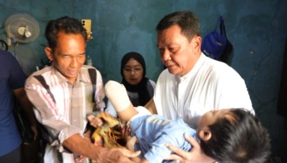 Bupati Tangerang Beri Bantuan Kursi Roda Elektrik untuk Anak Korban Kecelakaan