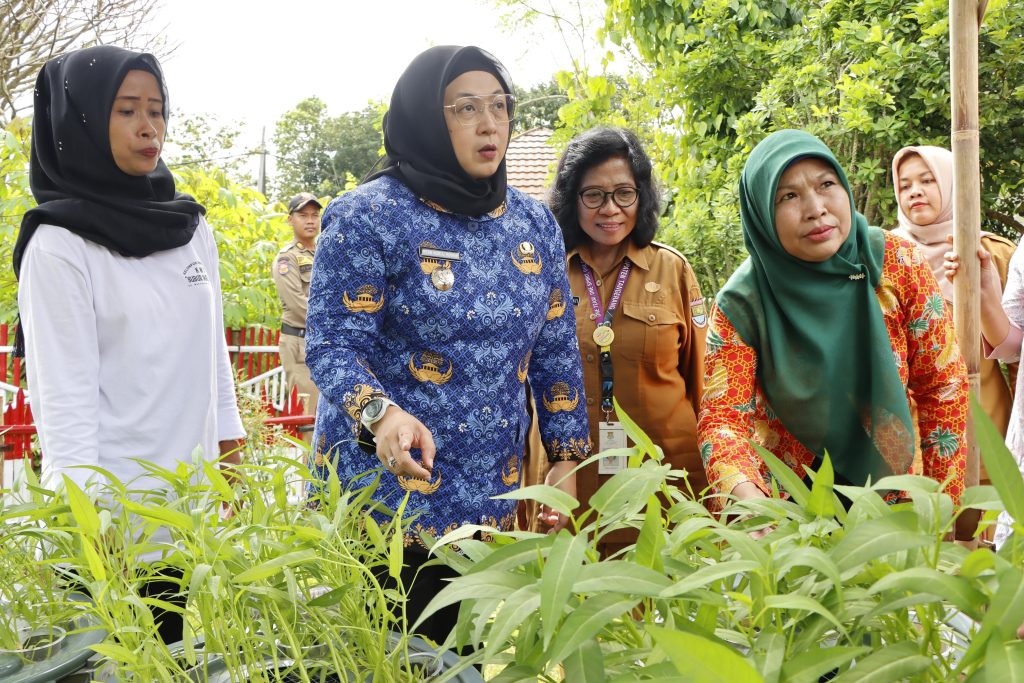 Wabup Tangerang Serahkan Bantuan Ember Lele untuk Kampung KB Mekarsari