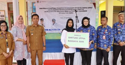 Wabup Tangerang Serahkan Bantuan Ember Lele untuk Kampung KB Mekarsari