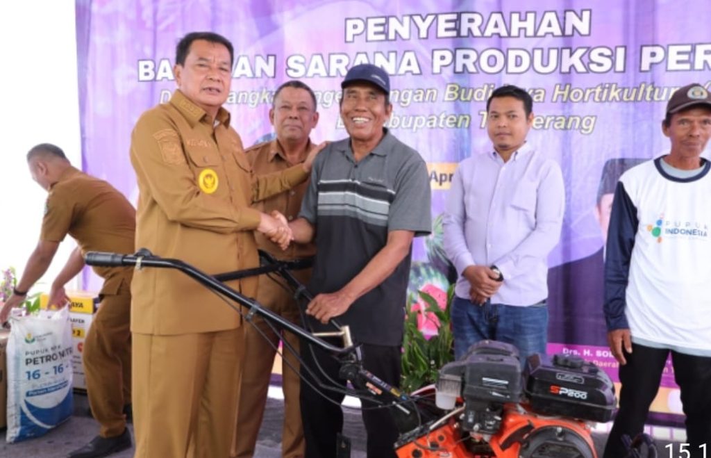 Pemkab Tangerang Dukung Petani Semangka dengan Bantuan Alsintan dan Pupuk