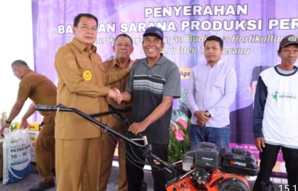 Pemkab Tangerang Dukung Petani Semangka dengan Bantuan Alsintan dan Pupuk