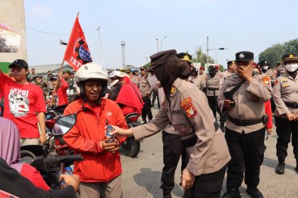 Polwan Tampil Humanis di Perayaan Hari Buruh Pelabuhan Tanjung Priok 2025