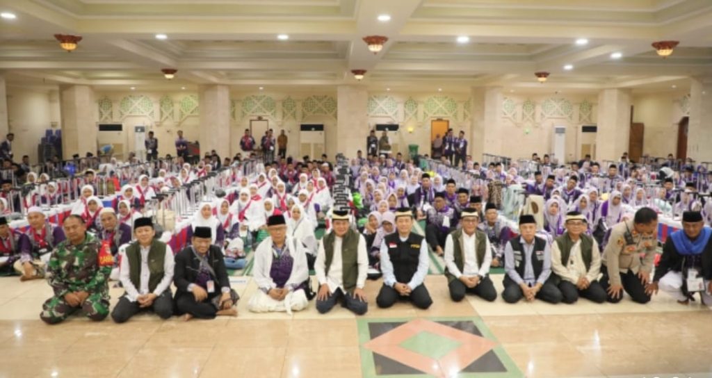 Bupati Tangerang Resmi Lepas Kloter Pertama Jamaah Haji 2025