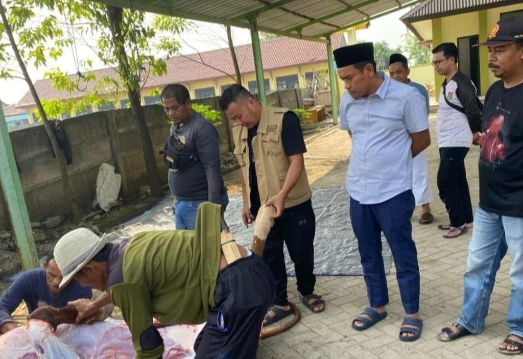 Aan Ansori Laksanakan Qurban di Kantor Kecamatan Mekar Baru pada Idul Adha 2025