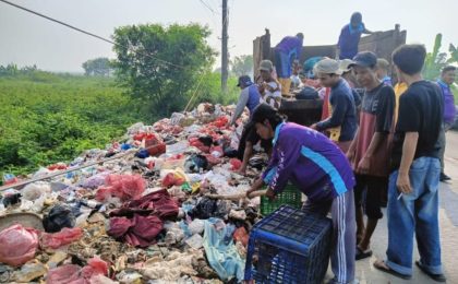 Camat Mauk Pimpin Aksi Bersih Jalan Raya Mauk-Kronjo