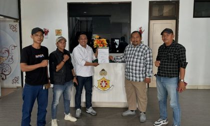 Suasana pendidikan di wilayah Kabupaten Tangerang memanas usai mencuatnya dugaan maladministrasi dan kecurangan dalam proses Penerimaan Peserta Didik Baru (PPDB) tahun 2025 di SMAN 32 Curug. Ratusan warga dari berbagai desa menyatakan siap menggelar aksi damai besar-besaran untuk menuntut keadilan dan transparansi. Aksi ini diprakarsai oleh Aliansi Masyarakat Bersatu, yang terdiri dari warga Desa Curug Wetan, Serdang Wetan, Rancagong, dan Cukanggalih. Surat pemberitahuan aksi telah dikirimkan ke Polres Tangerang Selatan, Polsek Legok, Polsek Curug, serta pihak sekolah. Aksi Damai Dimulai 12 Juli 2025, Diperkirakan Diikuti 850 Orang Rangkaian aksi dijadwalkan berlangsung mulai Sabtu, 12 Juli 2025, dan akan berlanjut hingga 8 Agustus 2025. Diperkirakan sekitar 850 warga dari berbagai elemen masyarakat — termasuk orang tua murid, tokoh masyarakat, pemuda desa, dan aktivis pendidikan — akan turut serta. Dugaan Manipulasi Data Domisili dan Ketidakadilan Zonasi Koordinator Aksi, Rohim Matullah, membeberkan sejumlah temuan yang diduga menjadi sumber ketidakadilan dalam proses seleksi. “Ada indikasi kuat manipulasi data domisili calon siswa. Anak-anak yang tinggal hanya puluhan meter dari sekolah justru tidak lolos seleksi, sementara yang tinggal jauh malah diterima. Ini melanggar prinsip zonasi,” tegas Rohim. Selain itu, aliansi juga menyoroti minimnya akses informasi kepada masyarakat, yang membuat banyak orang tua kebingungan dan merasa tidak dilibatkan dalam proses penting tersebut. Tuntutan Resmi Aliansi Masyarakat Bersatu Dalam pernyataan resminya, aliansi menyampaikan sejumlah tuntutan kepada Dinas Pendidikan Provinsi Banten, antara lain: Audit terbuka dan menyeluruh atas proses PPDB SMAN 32 Curug tahun 2025 serta evaluasi PPDB tahun 2023 dan 2024. Transparansi data domisili, dokumen administrasi, serta daftar peserta seleksi. Evaluasi kinerja panitia PPDB dan kepala sekolah, disertai tindakan tegas jika ditemukan pelanggaran. Penyediaan jalur afirmasi tambahan bagi calon siswa yang terdampak langsung akibat kecurangan. Peninjauan ulang Jalur Perpindahan Tugas Orang Tua (PTOT) yang diduga kerap disalahgunakan. Rohim menekankan pentingnya menjaga integritas setiap jalur seleksi, mulai dari jalur zonasi, afirmasi, prestasi, hingga PTOT. Aksi Damai, Bukan Anarkis: "Kami Datang dengan Harapan, Bukan Kemarahan" Koordinator Lapangan aksi, Oling, menegaskan bahwa aksi akan dilaksanakan secara tertib dan damai, tanpa unsur kekerasan atau pelanggaran hukum. “Kami datang bukan dengan kemarahan, tapi dengan harapan. Jika suara kami terus diabaikan, ini bisa menjadi preseden buruk bagi dunia pendidikan,” ujarnya. Dukungan Publik Meluas, Tagar Viral di Media Sosial Isu ini pun viral di media sosial. Tagar seperti #TolakSPMBCurang, #SelamatkanPendidikan, dan #ZonasiAdil menjadi trending, dengan banyak warganet menyuarakan kekecewaan mereka terhadap sistem PPDB yang dinilai tidak adil dan tidak berpihak pada rakyat kecil. Belum Ada Tanggapan Resmi dari Pihak Sekolah dan Dinas Pendidikan Hingga berita ini diturunkan, pihak SMAN 32 Curug maupun Dinas Pendidikan Provinsi Banten belum memberikan keterangan resmi. Masyarakat berharap adanya respon cepat dan konkret sebelum aksi berlangsung. Aliansi Masyarakat Bersatu menegaskan bahwa perjuangan ini adalah demi mewujudkan sistem pendidikan yang adil, transparan, dan berpihak pada semua lapisan masyarakat. “Pendidikan adalah hak semua warga negara, bukan hak segelintir orang. Kami akan terus bersuara demi masa depan anak-anak kami,” pungkas Rohim Matullah.